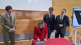 La consejera firma tras la firma adhesión del alcalde de Molina de Segura, en presencia del presidente del TSJMU y el de la FMRM